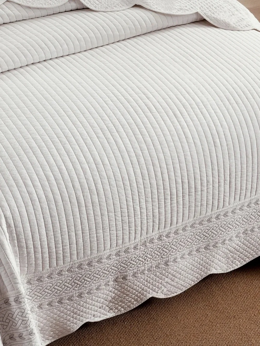 3 PIECE 100% COTTON WHITE STRIPE QUILT SET – CLASSIC EMBROIDERED BEDSPREAD